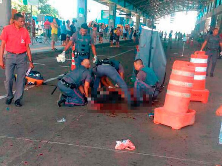 Seguranças da CCR Metrô prestam os primeiros socorros às vítimas (Foto: Cidadão Repórter | Via WhatsApp)