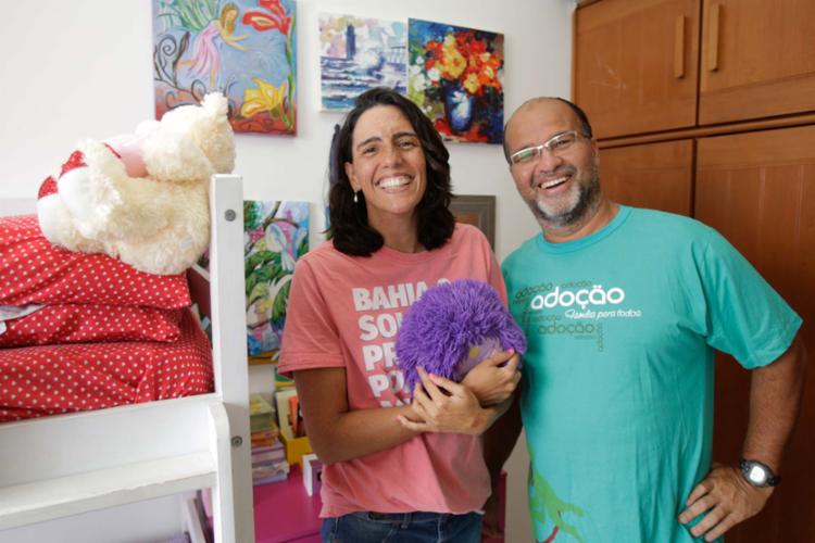 Patrícia e Fábio adotaram duas irmãs com 12 e 11 anos (Foto: Luciano da Matta | Ag. A TARDE) Patrícia e Fábio adotaram duas irmãs com 12 e 11 anos (Foto: Luciano da Matta | Ag. A TARDE)
