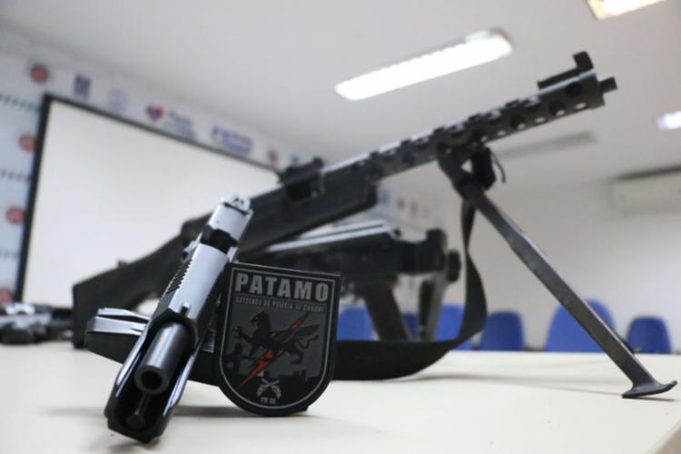 Polícia apreendeu armas avaliadas em R$ 500 mil com o grupo (Foto: Alberto Maraux | SSP-BA | Divulgação) Polícia apreendeu armas avaliadas em R$ 500 mil com o grupo (Foto: Alberto Maraux | SSP-BA | Divulgação)
