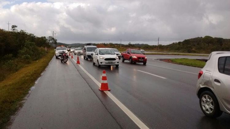 Por conta do acidente, o trânsito ficou congestionado, mas já flui normalmente (Foto: Concessionária Bahia Norte | Divulgação) Por conta do acidente, o trânsito ficou congestionado, mas já flui normalmente (Foto: Concessionária Bahia Norte | Divulgação)