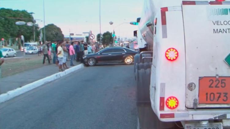 O rapaz foi socorrido pelo Samu. Não há informações sobre o estado de saúde dele (Foto: Reprodução | TV Bahia) O rapaz foi socorrido pelo Samu. Não há informações sobre o estado de saúde dele (Foto: Reprodução | TV Bahia)