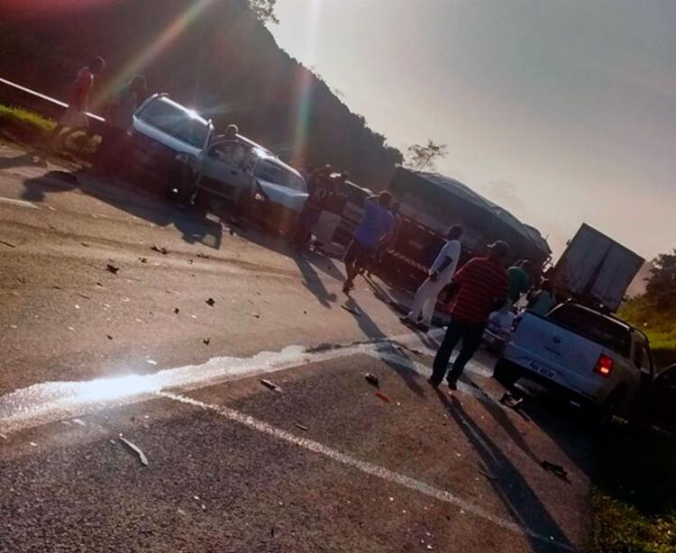 O acidente aconteceu por volta das 6h na BR-324 (Foto: Cidadão Repórter | Via WhatsApp) O acidente aconteceu por volta das 6h na BR-324 (Foto: Cidadão Repórter | Via WhatsApp)