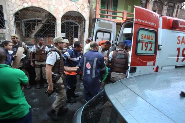 Mulher foi atendida pelo Samu e levada a uma unidade de saúde após pular do 1º andar (Foto: Joá Souza | Ag. A TARDE)