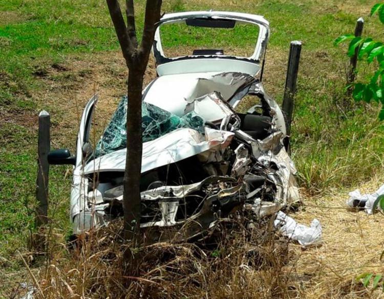 Motorista do Gol morreu no local; uma mulher, que também estava no carro, ficou ferida (Foto: Paiva | Blog do Braga) Motorista do Gol morreu no local; uma mulher, que também estava no carro, ficou ferida (Foto: Paiva | Blog do Braga)