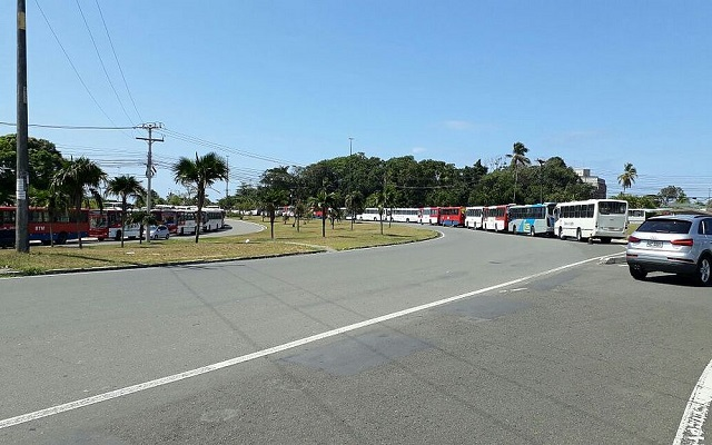 Ônibus que transportam passageiros da RMS para Salvador param de rodar durante protesto (Foto: Bruno Wendel)