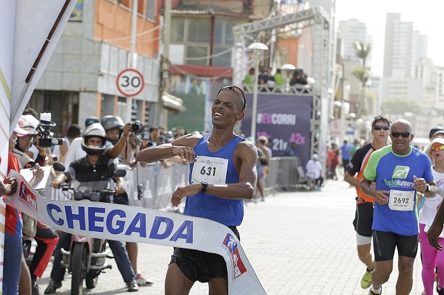 Hélio dos Reis desbancou atleta profissional do Cruzeiro: 'Saí na frente e vim pra vitória' (Foto: Arisson Marinho/CORREIO) Hélio dos Reis desbancou atleta profissional do Cruzeiro: 'Saí na frente e vim pra vitória' (Foto: Arisson Marinho/CORREIO)
