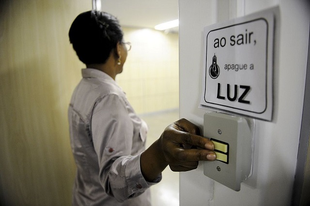 Os consumidores terão taxa extra de R$ 5,00 a cada 100 quilowatts-hora (kWh) consumidos. Até outubro, era R$ 3,50 (Foto: EBC)