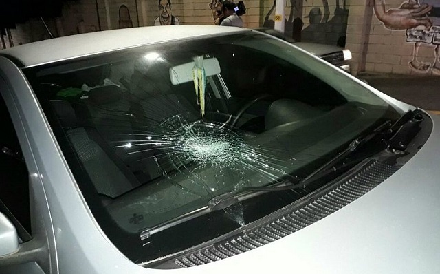 Carro é depredado dentro do Barradão após empate do Vitória com o Atlético-GO (Foto: Rafael Machaddo/ Rádio Itapoan FM) Carro é depredado dentro do Barradão após empate do Vitória com o Atlético-GO (Foto: Rafael Machaddo/ Rádio Itapoan FM)