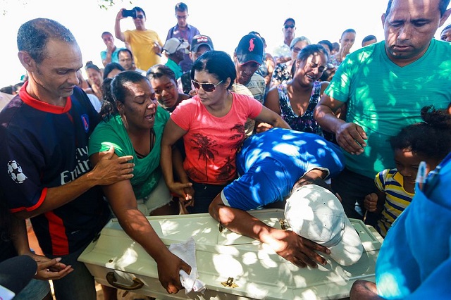 Enterro de crianças mortas em tragédia causou comoção entre os moradores da cidade mineira (Foto: Tiago Queiroz/Estadão Conteúdo) Enterro de crianças mortas em tragédia causou comoção entre os moradores da cidade mineira (Foto: Tiago Queiroz/Estadão Conteúdo)