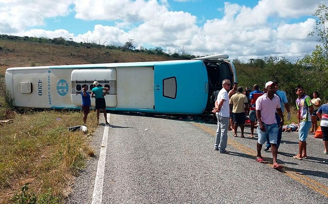 Ônibus tombou na via (Augusto Urgente) Ônibus tombou na via (Augusto Urgente)