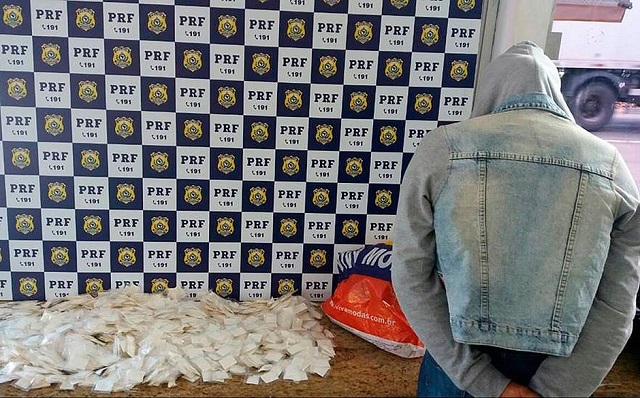 Suspeita ficou nervosa quando policiais acharam a droga (Divulgação/PRF) Suspeita ficou nervosa quando policiais acharam a droga (Divulgação/PRF)