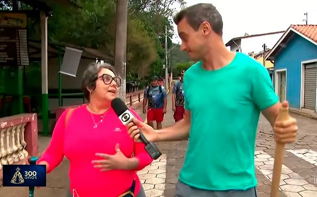 Poliana chegou a dar entrevista durante peregrinação (Reprodução) Poliana chegou a dar entrevista durante peregrinação (Reprodução)