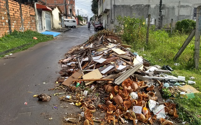 Lixão que virou a Rua Travessa das Flores, ao lado da Associação de Moradores da Gleba E