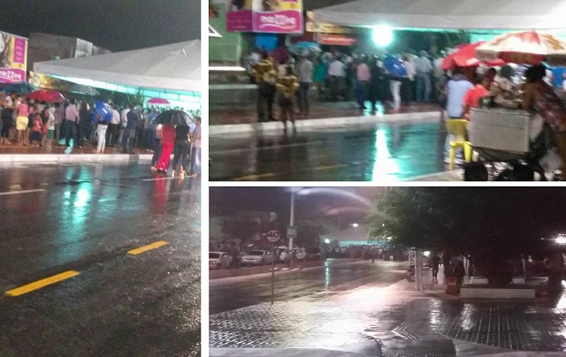 O CFF não cobriu o evento, apenas recebeu imagens (por isso a qualidade das fotos) e informações de seus leitores, que registraram o fiasco que 'a chuva' impôs ao governo do prefeito Antonio Elinaldo O CFF não cobriu o evento, apenas recebeu imagens (por isso a qualidade das fotos) e informações de seus leitores, que registraram o fiasco que 'a chuva' impôs ao governo do prefeito Antonio Elinaldo