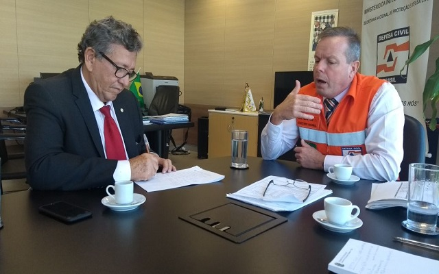 Em audiência com o secretário Nacional da Defesa Civil, Coronel Renato Newton, Caetano reforçou a situação de extrema emergência vivida pelo estado da Bahia, e cobrou uma ação imediata do governo federal (Foto: Antonio Rota Neto)