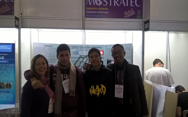 Da esquerda para direita, professora Lenilda Pita, João Santos, Vinícius da Cunha e Natan Santana (Foto: Cedida)