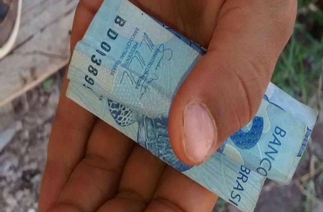Criança pediu R$ 1, ganhou R$ 5, e esperou por funcionário voltar para devolver troco
