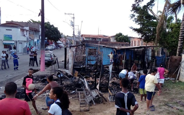 Duas barracas ficaram destruídas no incêndio (Foto: Valdir Barbosa /Arquivo Pessoal)