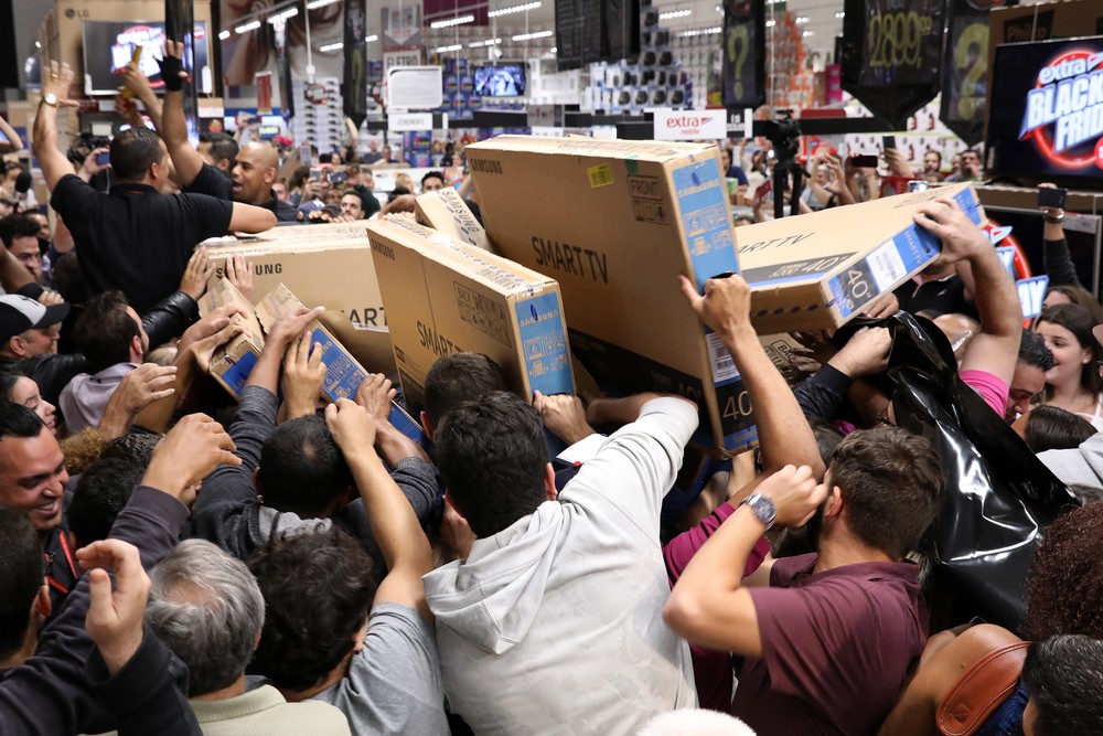 Black Friday: consumidores lutam para comprar TV na abertura de hipermercado em São Paulo na noite de quinta-feira (23) (Foto: Celso Tavares/G1) Black Friday: consumidores lutam para comprar TV na abertura de hipermercado em São Paulo na noite de quinta-feira (23) (Foto: Celso Tavares/G1)
