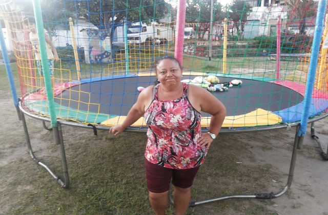 Dona Dinda disse que 'na gestão de Caetano uma outra empresa cortava de um jeito que deixava as árvores bem bonitas, arrumadas, agora ele cortaram com esse modo grosseiro' (Foto: CFF) Dona Dinda disse que 'na gestão de Caetano uma outra empresa cortava de um jeito que deixava as árvores bem bonitas, arrumadas, agora ele cortaram com esse modo grosseiro' (Foto: CFF)