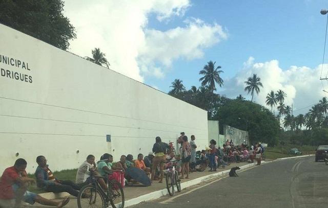 População penando na fila da UBS de Barra de Pojuca