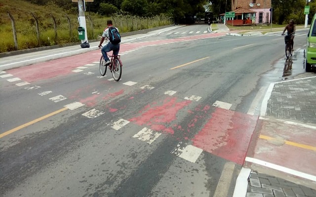 Avenida Industrial Urbana, recém inaugurada, e, ao que parece pintada com 'tinta guache'