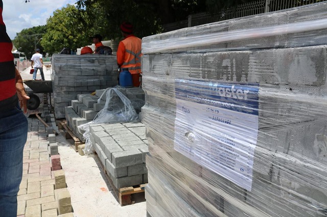 A obra do passeio aqui nos arredores da Câmara está sendo feita com uma pilha de tijolos com descrição informando que o material pertence a obra do Aeroclube de Salvador