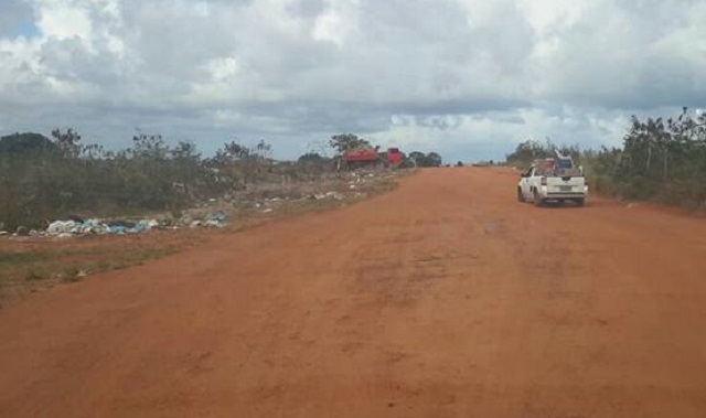 Caminhão descarregando lixo numa área urbana, numa estrada de terra que liga Coqueiro de Arembepe à Fonte das Águas, na orla da cidade Caminhão descarregando lixo numa área urbana, numa estrada de terra que liga Coqueiro de Arembepe à Fonte das Águas, na orla da cidade