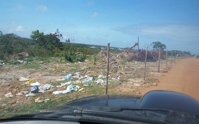 Diante da gravidade do assunto o CFF foi checar e de fato há um trecho de grande extensão, onde se vê lixo espalhado por toda parte