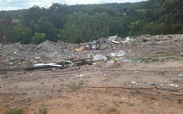(...) 'Lá tinha quase um quilometro de lixo mas eles espalharam com um trator empurrando pra cima da vegetação', diz a mensagem do leitor