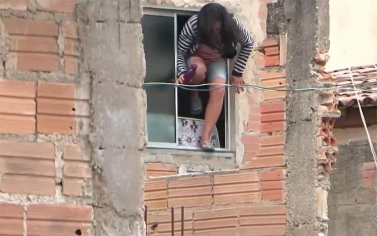 A mulher aproveitou momento de descuido do ex para fugir (Foto: Reprodução | TV Sudoeste) A mulher aproveitou momento de descuido do ex para fugir (Foto: Reprodução | TV Sudoeste)