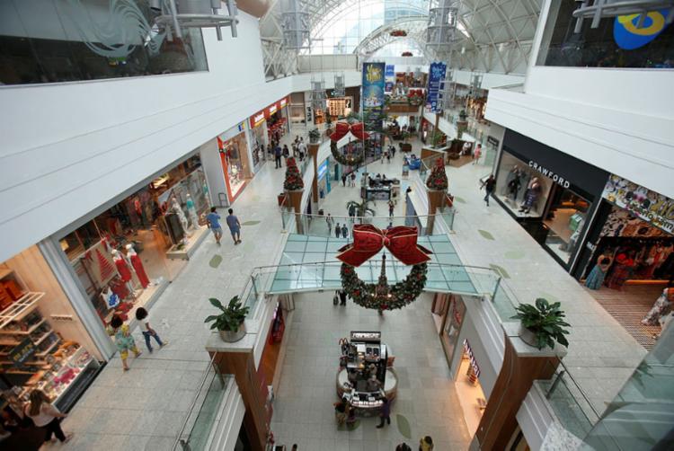 Lojas de shopping e comércio de rua contratam temporários (Foto: Raul Spinassé | Ag. A TARDE)