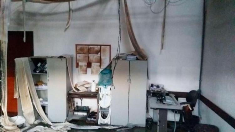 Fogo se alastrou por diversas salas do prédio e destruiu documentos (Foto: Divulgação | Prefeitura de Camaçari) Fogo se alastrou por diversas salas do prédio e destruiu documentos (Foto: Divulgação | Prefeitura de Camaçari)