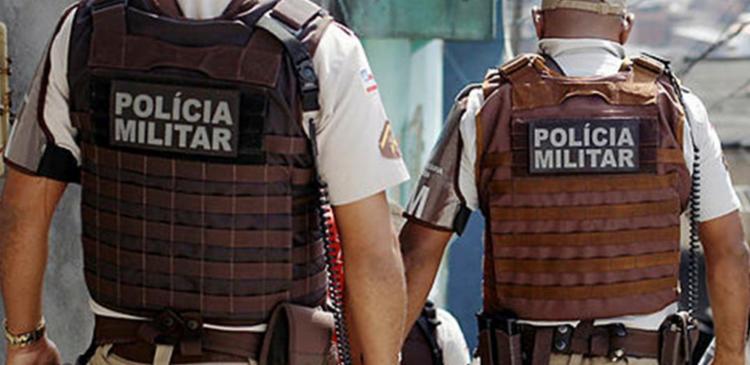 Troca de tiros aconteceu na rua 20 de outubro, bairro Alto de Coutos, em Salvador (Foto: Raul Spinassé | Ag. A Tarde) Troca de tiros aconteceu na rua 20 de outubro, bairro Alto de Coutos, em Salvador (Foto: Raul Spinassé | Ag. A Tarde)