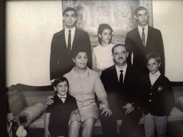D. Detinha ao lado de Antônio Lomanto Júnior e dos cinco filhos (Foto: Reprodução | Site Jequié e Região)