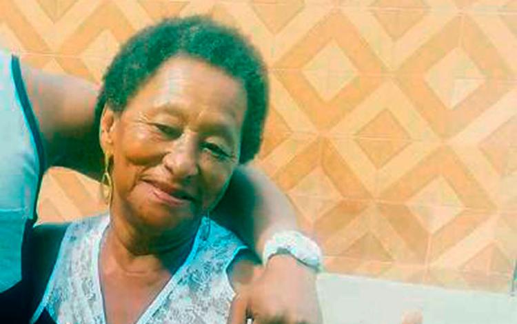 A idosa foi morta após ter sido feita de refém dentro de casa em Cachoeira (Foto: Fábio Santos | Voz da Bahia)