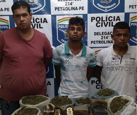 A polícia apreendeu drogas e arma de brinquedo com o trio (Foto: Divulgação | SSP) A polícia apreendeu drogas e arma de brinquedo com o trio (Foto: Divulgação | SSP)