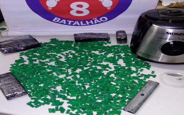 Suspeitos foram flagrados com cerca de 1.200 comprimidos de ecstasy (Foto: Divulgação | SSP-BA) Suspeitos foram flagrados com cerca de 1.200 comprimidos de ecstasy (Foto: Divulgação | SSP-BA)