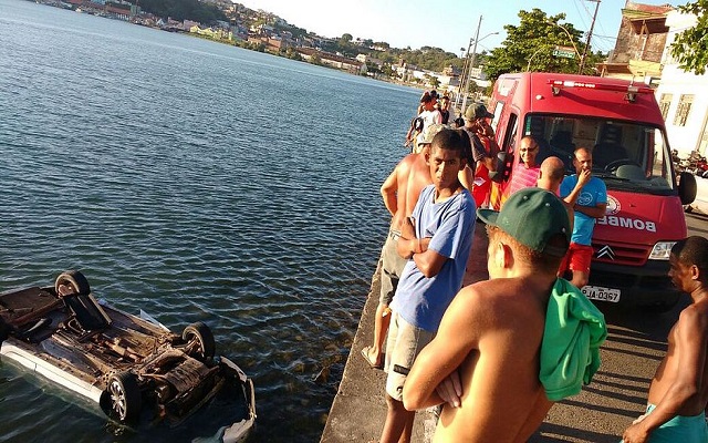 Moradores observam o carro que caiu no mar (Foto: Divulgação)