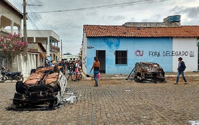 Moradores criticam atuação de delegado; carros foram incendiados (Foto: Blog do Andreson)