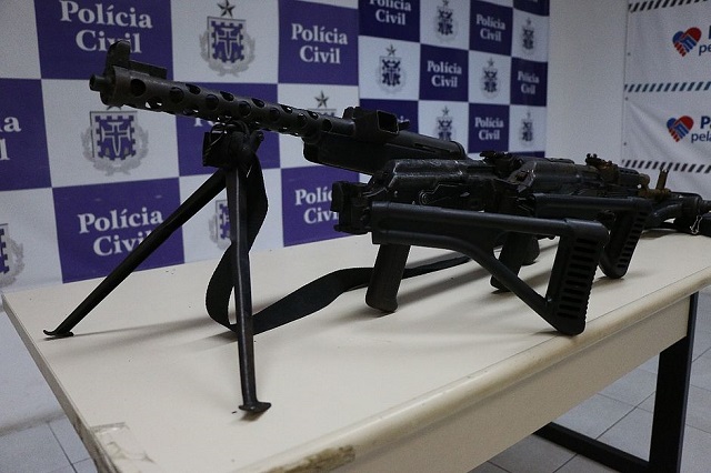 Fuzil apreendido em operação policial este ano, em Salvador (Foto: Alberto Maraux/SSP) Fuzil apreendido em operação policial este ano, em Salvador (Foto: Alberto Maraux/SSP)