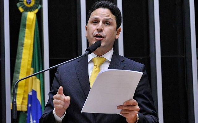 Araújo diz 'não há mais apoio' para que ele siga e fala indiretamente da crise vivida no PSDB Araújo diz 'não há mais apoio' para que ele siga e fala indiretamente da crise vivida no PSDB