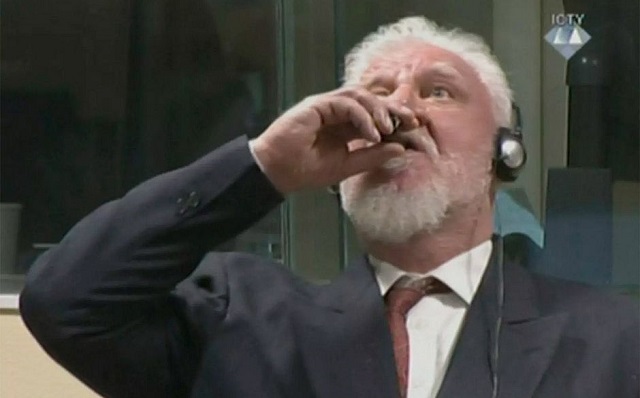 Praljak afirmou que rejeitava a condenação de 20 anos e bebeu líquido diante das câmeras Praljak afirmou que rejeitava a condenação de 20 anos e bebeu líquido diante das câmeras