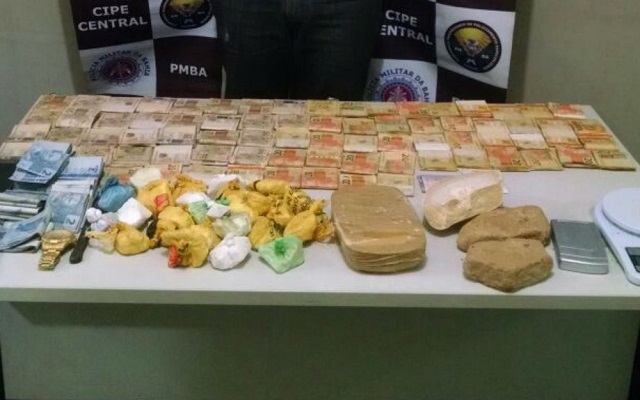 Mais de R$ 24 mil e uma quantidade de drogas foram apreendidos com o jovem em Jequié (Foto: Divulgação/SSP) Mais de R$ 24 mil e uma quantidade de drogas foram apreendidos com o jovem em Jequié (Foto: Divulgação/SSP)