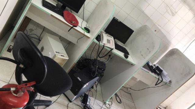 Criminosos armados invadem e ateiam fogo à sede da Secretaria de Infraestrutura de Camaçari (Foto: Divulgação | Prefeitura de Camaçari) Criminosos armados invadem e ateiam fogo à sede da Secretaria de Infraestrutura de Camaçari (Foto: Divulgação | Prefeitura de Camaçari)