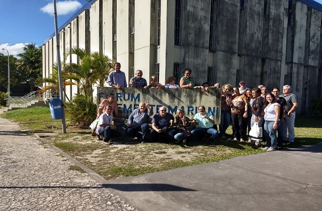 Servidores da prefeitura de Camaçari em frente ao Fórum Clemente Mariani, onde foram reclamar por direitos, cerceados pelo governo