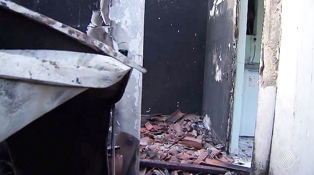 Casa ficou destruída após incêndio (Foto: Reprodução/TV Bahia) Casa ficou destruída após incêndio (Foto: Reprodução/TV Bahia)