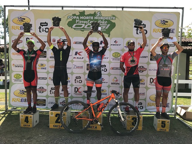 Atleta Moaci Silva ao centro, ocupando o lugar mais alto no pódio da categoria Master A1, na Copa Norte Nordeste de XCO.