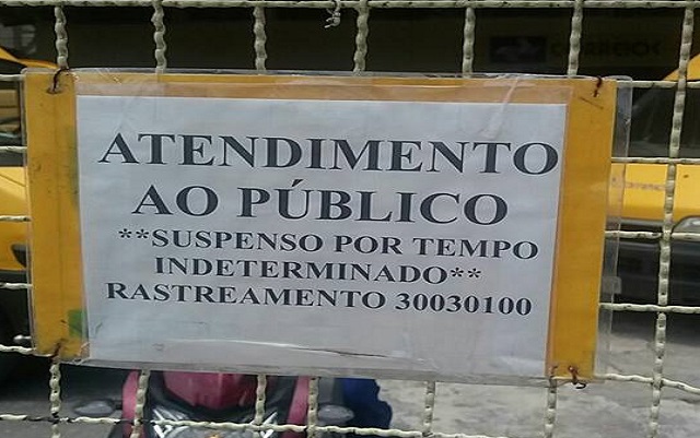 Aviso afixado na porta da agência de distribuição Aviso afixado na porta da agência de distribuição