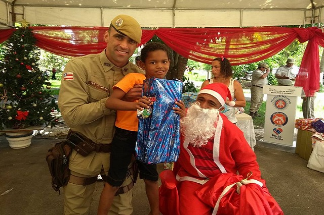 Papai Noel trouxe alegria, doces, bombons, pipoca e a realização do sonho de muitos pequenos que, nos braços do 'bom velhinho', sorriam e choravam de alegria Papai Noel trouxe alegria, doces, bombons, pipoca e a realização do sonho de muitos pequenos que, nos braços do 'bom velhinho', sorriam e choravam de alegria